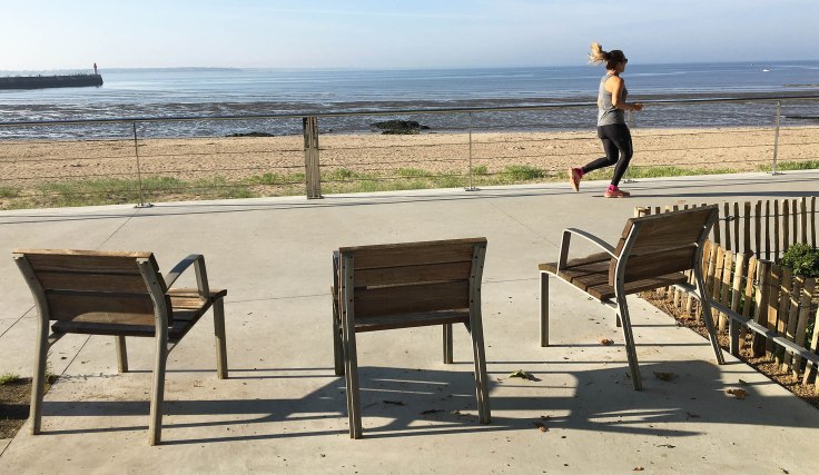 courir-front-de-mer-chaises
