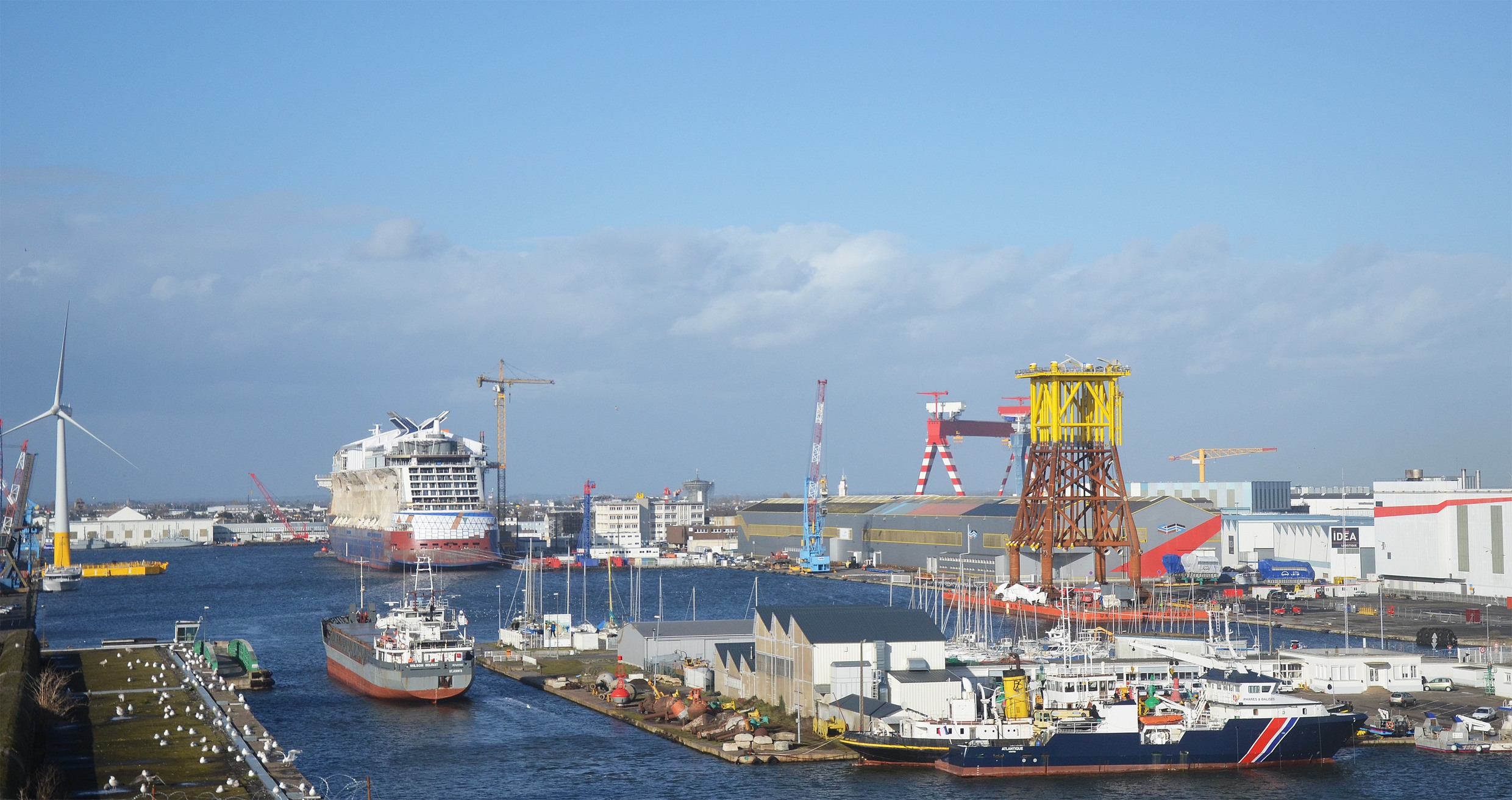 elements-geants-dans-le-port