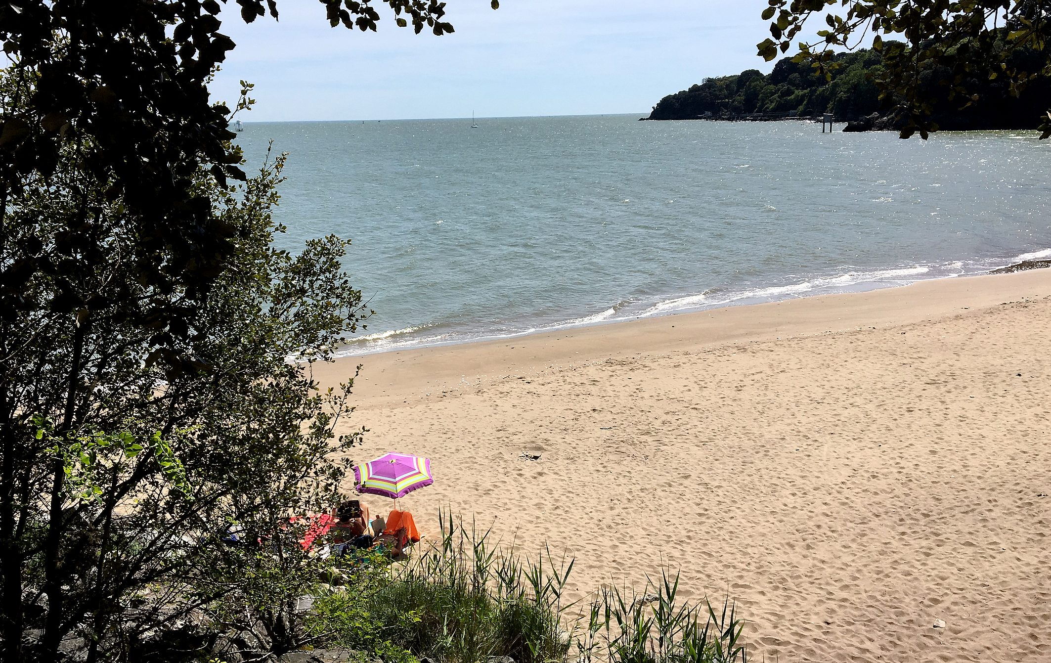 plage-vue-haut-parasol