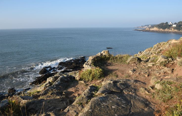 vue-mer-avec-plateforme-sable
