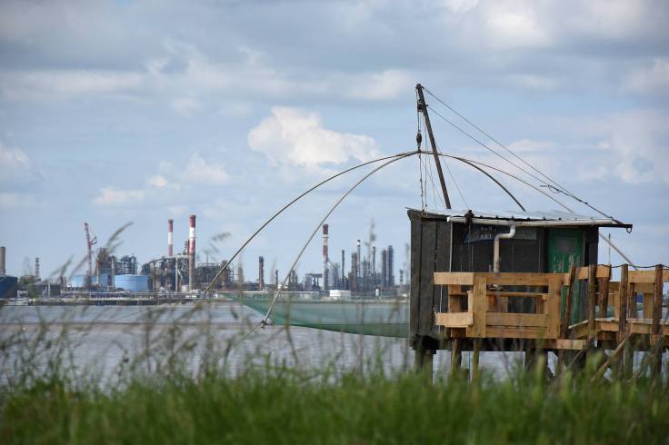 corsept-pecherie-devant-raffinerie