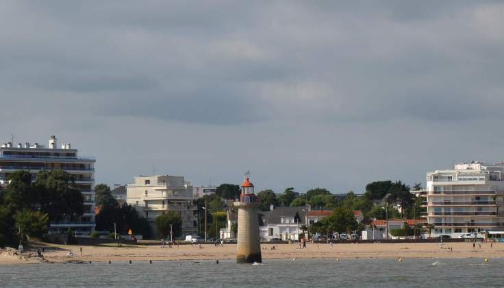 phare-devant-la-plage