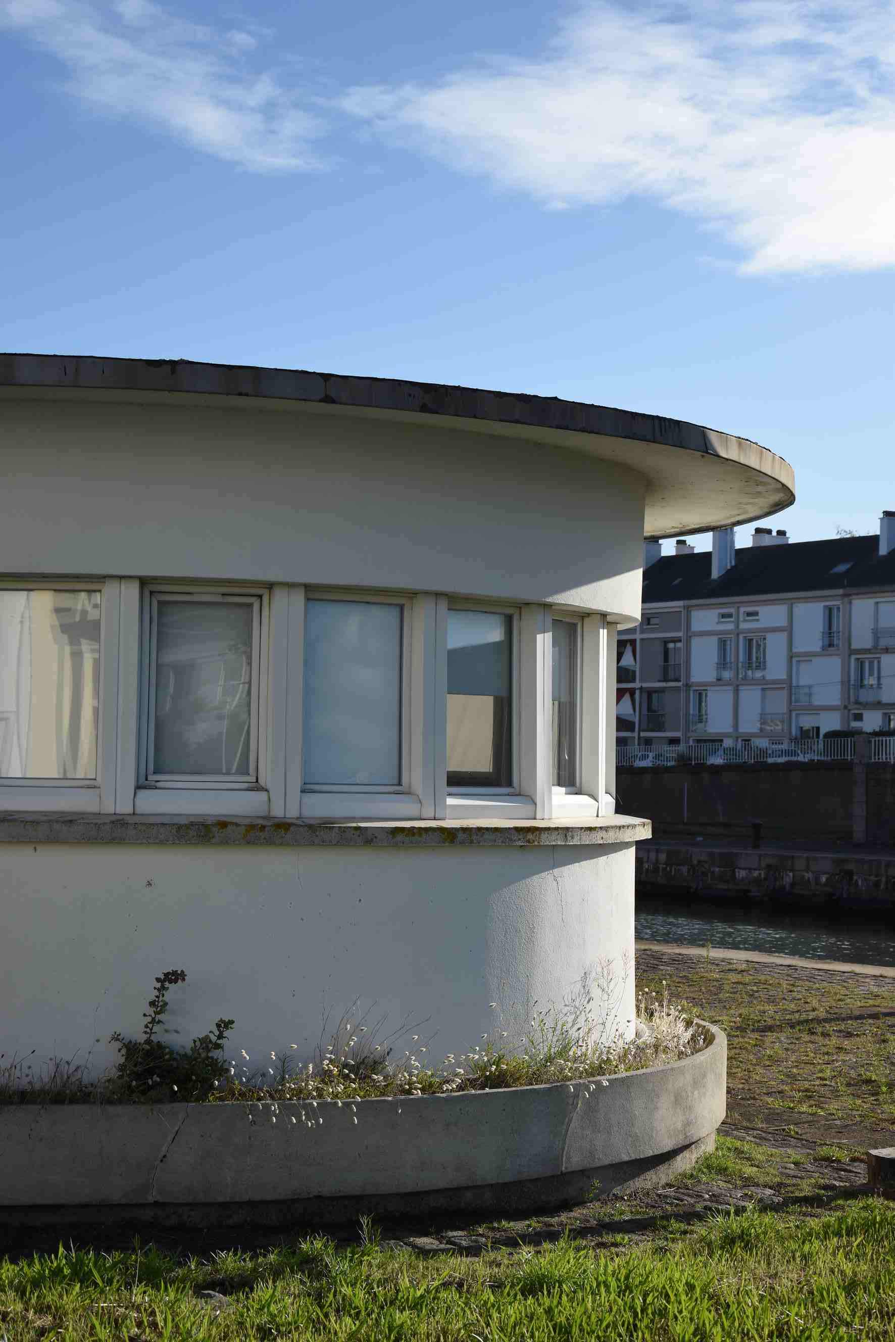 Petit bâtiment à côté de l'écluse sud, port de Saint-Nazaire.