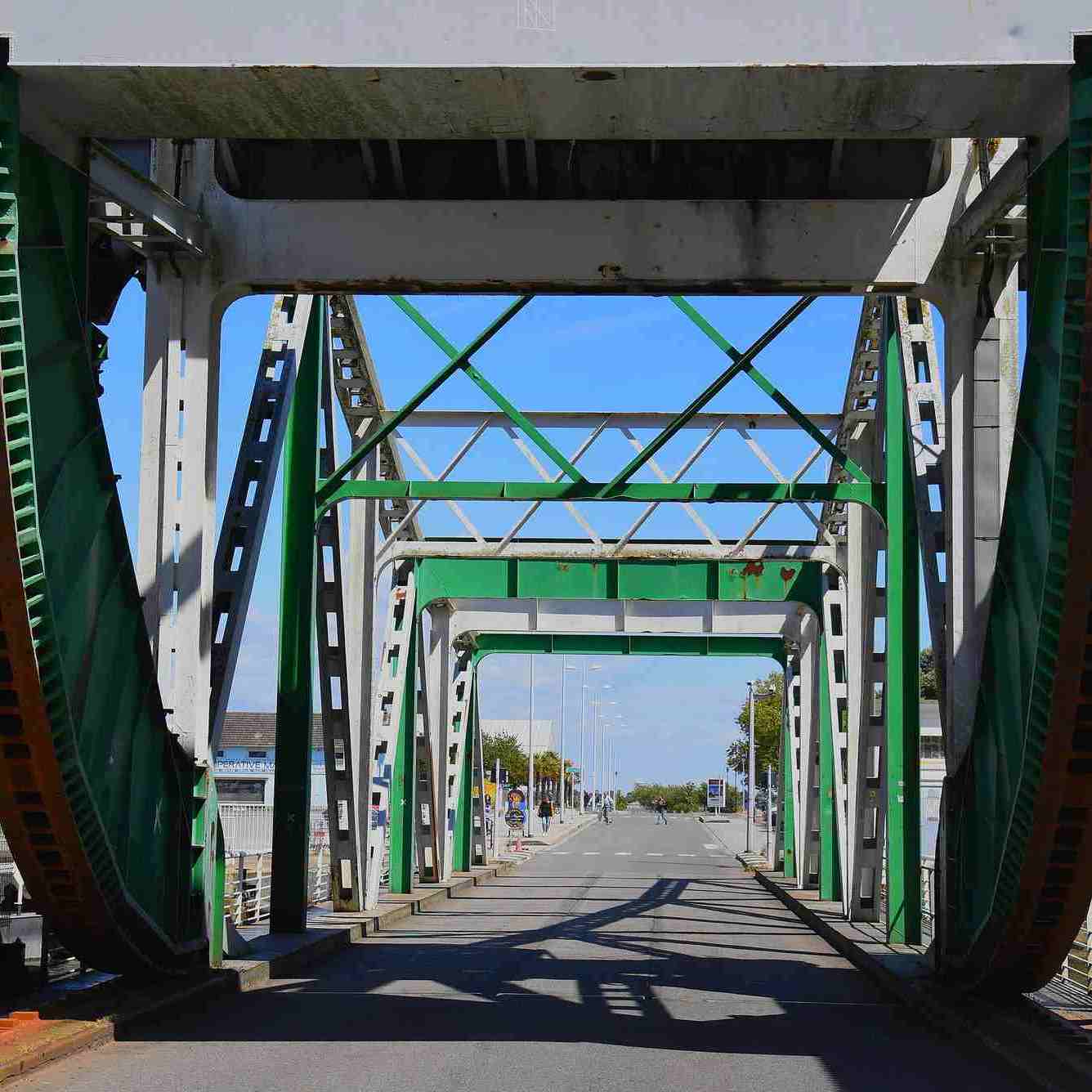 La structure métallique du pont levant de l'écluse sud dans le port de Saint-Nazaire.