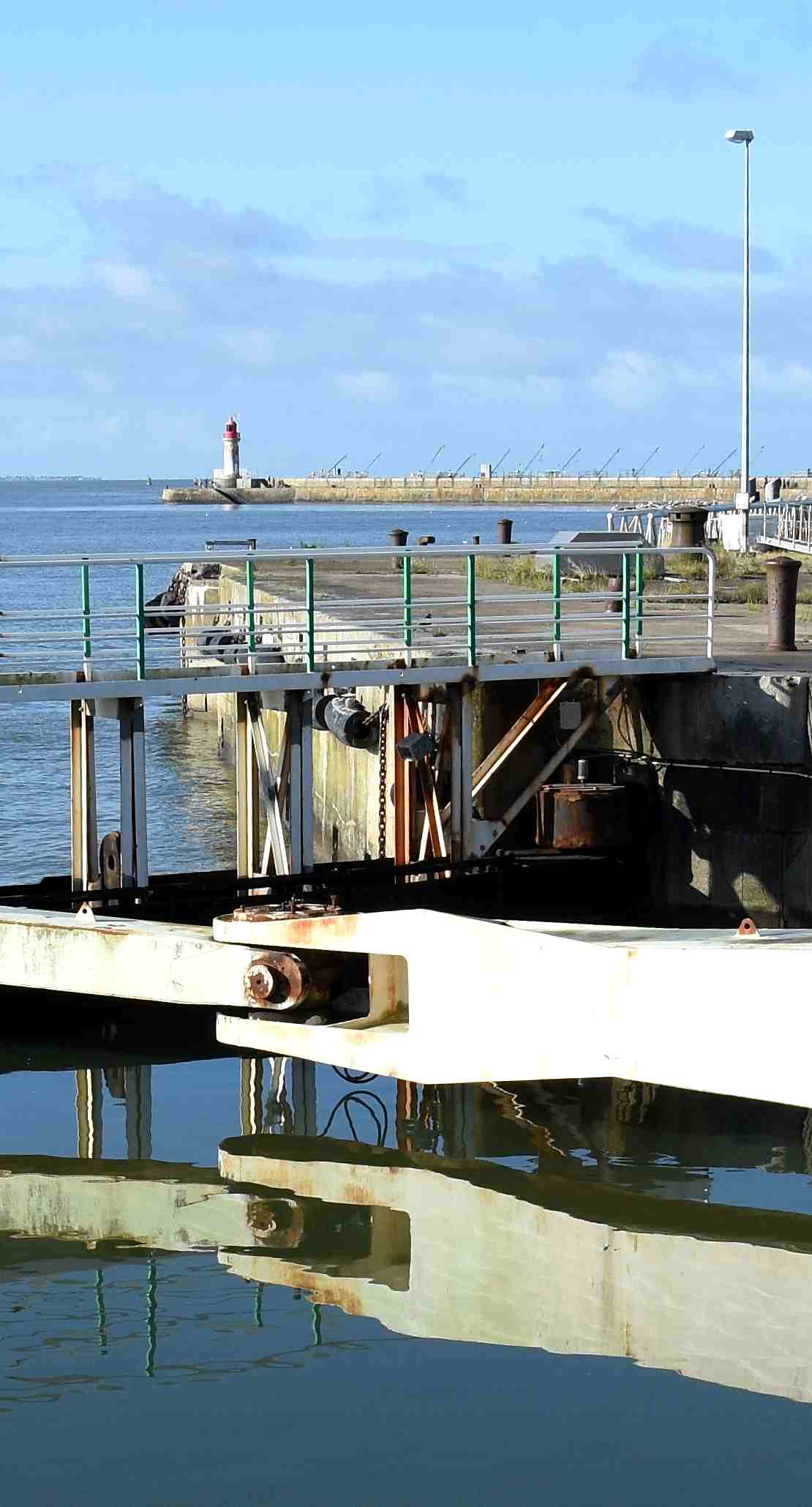Détail du pont tournant de l'écluse sud dans le port de Saint-Nazaire.