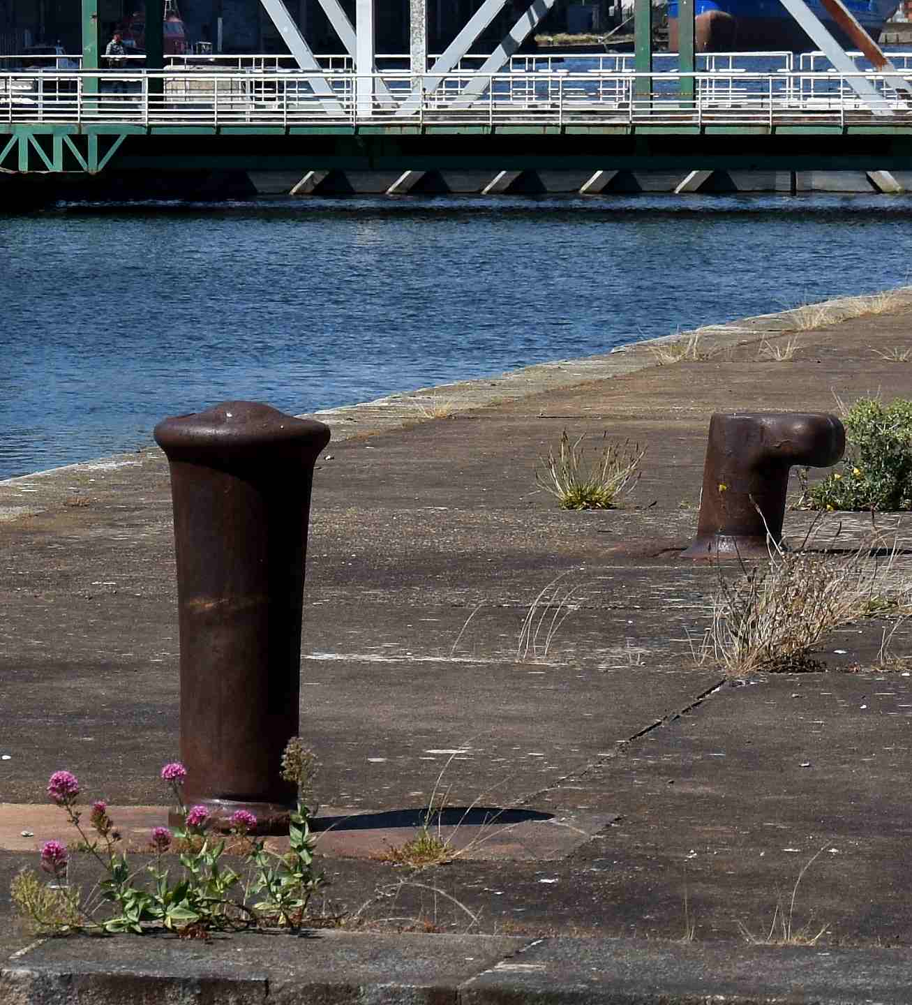 Des bittes d'amarrage à l'écluse sud du port de Saint-Nazaire.