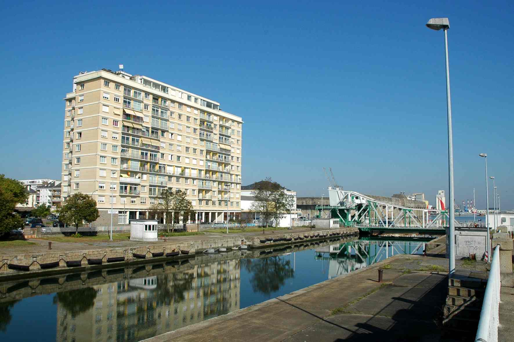 Vue du Building qui se reflète dans le bassin de l'écluse sud à Saint-Nazaire.