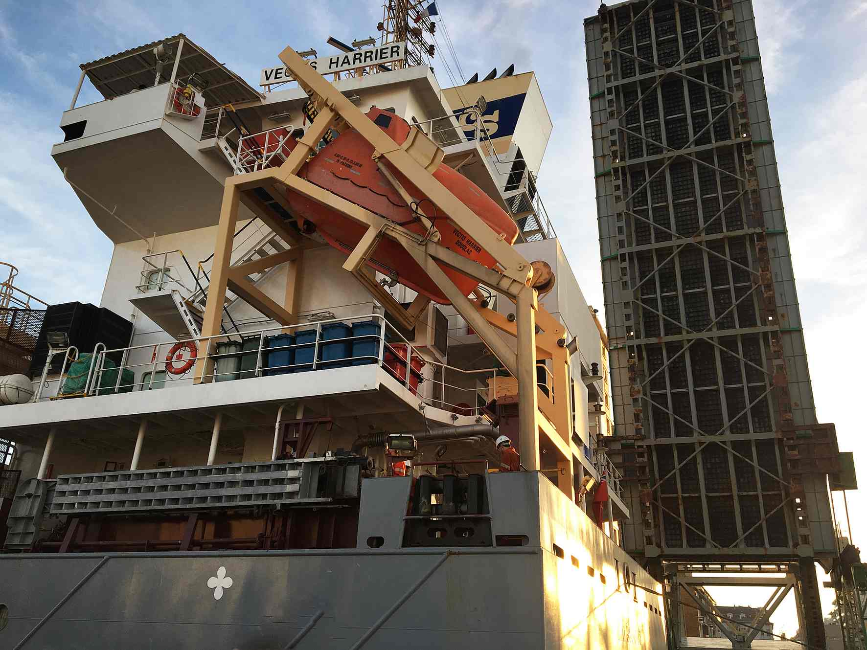 Le pont de l'écluse sud du port de Saint-Nazaire est levé pour laisser passer un grand cargo.