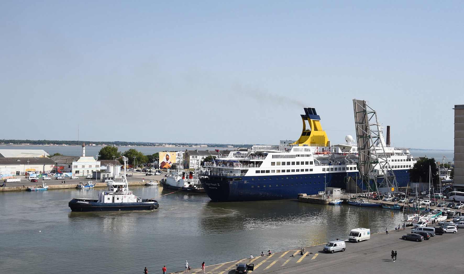 Le paquebot Saga Pearl s'engage dans l'écluse sud pour quitter le port de Saint-Nazaire.